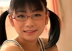Японское очкарики девушка ami tokito в розовой спальне