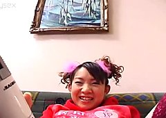 Savoureuse japonaise jeune Ami Kago exhibe sa chatte barbu