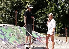 Hot Old Tattooed Slut Fucking tvrdý mladý skateboardista