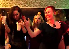 Eropa pesta remaja mengisap penis di kelab