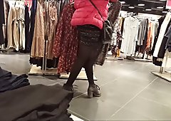 Shopper in shiny black opaque pantyhose