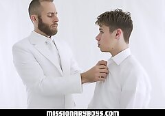 Missionars junge gibt einem Priester eine Sperma-Gesichtsbehandlung