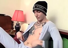 Ung tatovert homo runker av håret hans pikk og cums