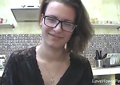 Solo meisje met bril chatten in de keuken