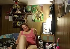 Shaking that perfect fat ass and rubbing her pussy