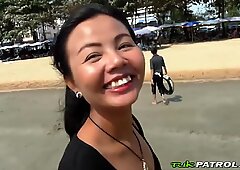 Секси тайландки мацка уло на плажа и прецака гледна точка