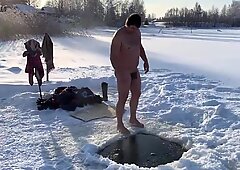 남자는 얼음 구멍에 뛰어 들었습니다 https://nakedguyz.blogspot.com.