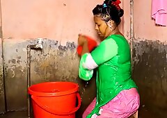 Indiancă locală mătușă face o baie