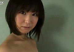 Puttana giapponese gallinella yumi ishikaw posa su una telecamera con indosso una maglietta strappata