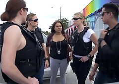 Nadžerny tučné dievky v policajných uniformách zdieľanie a gag hlboké na BBC