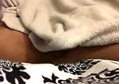 섹시한 자지가 침대에서 자고있다.