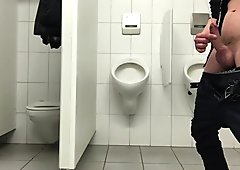 Pissende i mændens værelse ikke i urinalerne - men først en smule diller sjov