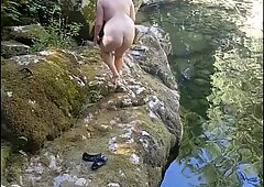 MILF odhaľuje nahé temo a masturbovanie pri rieke