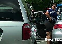 Sexy Gordas mudando no estacionamento Público