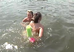 Ihana tytöt vieressä saada irstas vedessä