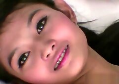 Zierliches thailändisches Mädchen wird roh gefickt
