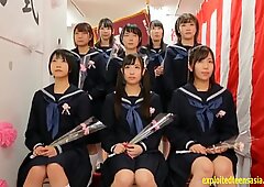 Las colegialas de Japonesas se reunieron y tenían un gran Grupal en la escuela.