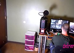 Video gamer aviomies pelaa tummia sieluja, kun taas vaimo antaa sotkuinen syväkurkku suikkari