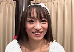 Funky Jepang Gadis mengobrol ke kamera di Wawancara
