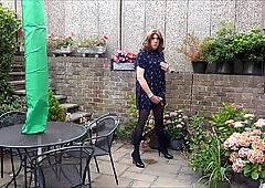 Sexy crossdresser alison jucând în grădină