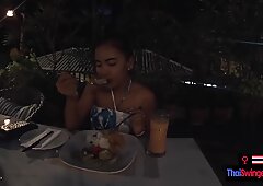 Principiante tailandes novia jovencita mamando novios verga enorme after a night out
