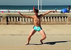 Twink dancing in the beach with speedo bulge / Novinho danç_ando sunga na praia